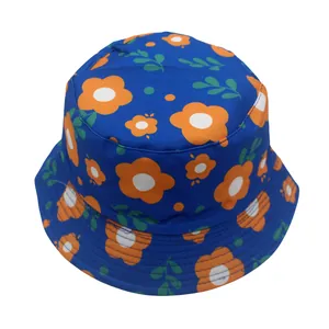 Détail d'un chapeau bob enfant bleu foncé avec des imprimés floraux orange vif et feuilles