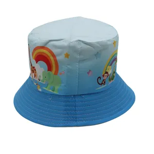 Dettaglio cappello alla pescatora per bambini con stampe di giraffe elefanti e arcobaleni
