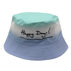 Detailansicht des dreifarbigen Kinder-Anglerhuts mit Happy Days Druck und sauberen Nähten
