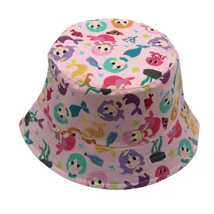 Détail du chapeau bob rose pour enfants avec motifs de sirènes et d'océan colorés