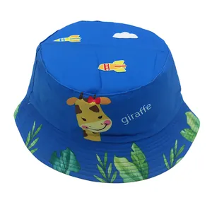 Vue détaillée d'un chapeau de soleil bleu pour enfant avec motif girafe et feuilles tropicales