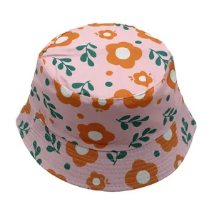Détail du chapeau bob rose avec motifs floraux et texture en coton respirant