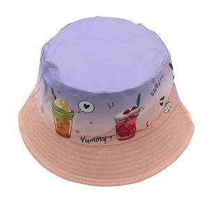 Détail d'un chapeau bob dégradé violet et orange avec motifs de boissons et coutures