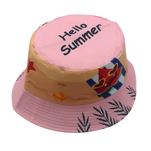 Détail du chapeau bob enfant rose et orange avec imprimé Hello Summer et motif pastèque