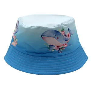 Detailansicht des Kinder-Fischerhuts mit Wal-Aquarell und blauem Farbverlauf-Design