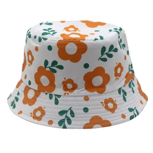 Détail du motif floral mignon sur le chapeau bob blanc pour enfants et bébés
