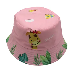 Détail d'un chapeau bob rose pour enfant en coton avec girafe et motifs tropicaux