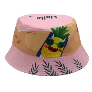 Détail du chapeau soleil rose avec motifs ananas et inscription Hello sur le dessus