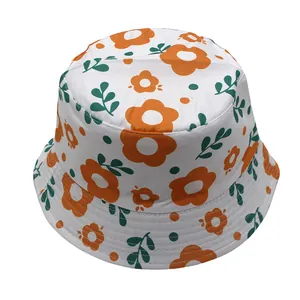 Détail du chapeau bob blanc avec imprimé floral orange et feuilles vertes pour enfant