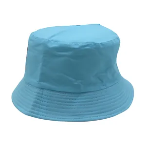 Detailansicht hellblauer Kinder-Fischerhut mit parallelen Nähten an der Krempe und Canvas