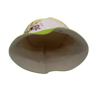 Dettaglio di un cappello da sole per bambini con stampa Hello Summer e tesa verde