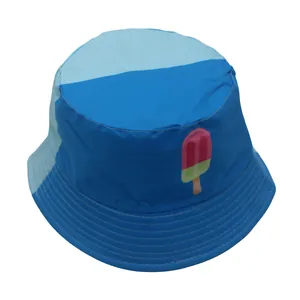 Detailansicht eines Kinder-Anglerhuts mit Farblock-Design und Eiscreme-Motiv