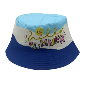 Dettaglio cappello alla pescatora per bambini tricolore con stampa estiva