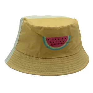 Detail eines Sonnenhutes aus Baumwolle mit bestickter Krempe und Wassermelonen-Motiv