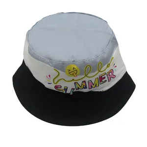 Vista dettagliata del cappello da pescatore per bambini tricolore con stampa Hello Summer