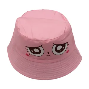 Detailansicht des rosa Baumwoll-Sonnenhuts mit süßem Cartoon-Gesicht und feinen Nähten
