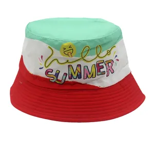 Dettaglio del cappello da pescatore per bambini multicolore con stampa Hello Summer