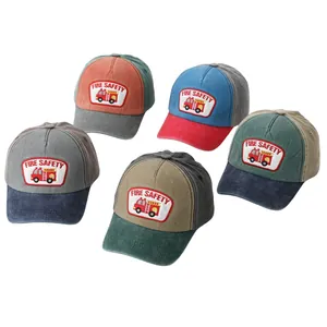 Détail de la broderie camion de pompiers et texte FIRE SAFETY sur casquette enfant