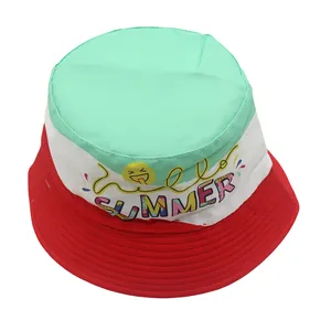 Vista dall'alto del cappello a secchiello bimbi con stampa hello SUMMER colorata