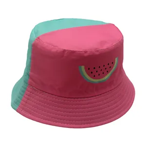 Detail eines farblich abgesetzten Kinder-Sonnenhuts mit Wassermelonen-Druck und Nähten