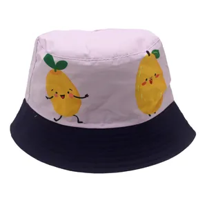 Dettaglio cappello da pescatore per bambini in cotone con stampe di pere carine