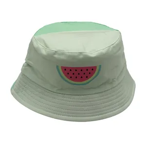 Nahaufnahme des mintgrünen Kinder-Anglerhuts mit Wassermelonen-Druck und Steppnähten