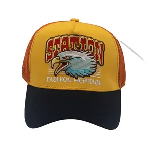 Gros plan de la broderie d'aigle vintage sur une casquette de camionneur jaune et orange