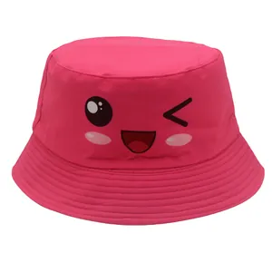 Detail eines rosa Fischerhuts aus Baumwolle mit süßem Cartoon-Smiley für Kinder und Damen