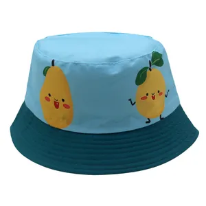 Dettaglio del cappello pescatore per bambini bicolore con stampe di pere e tesa cucita