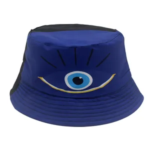 Detail eines blau-schwarzen Anglerhuts mit Evil Eye Print und mehrreihigen Nähten am Rand