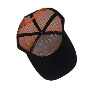 Vue détaillée de l'intérieur de la casquette trucker avec filet orange et fermeture snapback