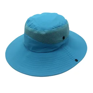 Dettaglio del cappello da pesca blu con rete traspirante e robusta fibbia laterale in metallo