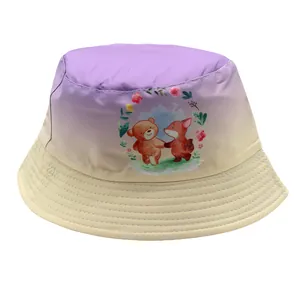 Dettaglio della stampa con orso e volpe su cappello a secchiello bimbo viola e crema