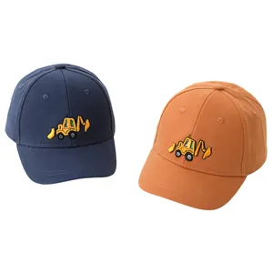 Dettaglio del ricamo dell'escavatore giallo su cappellini bimbo in cotone blu e arancio