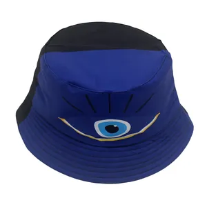 Detail eines blau-schwarzen Anglerhutes mit auffälligem Evil-Eye-Aufdruck für Kinder