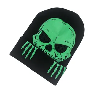 Détail de l'imprimé crâne phosphorescent sur bonnet tricoté noir pour Halloween