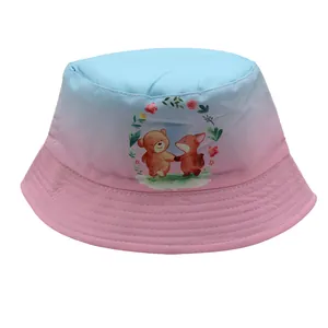 Dettaglio cappello pescatore per bambini con sfumatura blu e rosa e stampe di animali