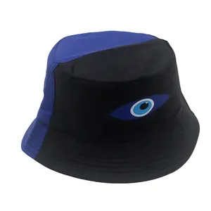 Detailansicht des blau-schwarzen Fischerhutes mit Nazar-Auge-Stickerei und Ziernähten