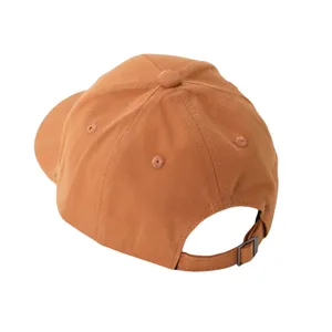 Vista dettagliata del cappello in cotone con fibbia in metallo e cinturino regolabile