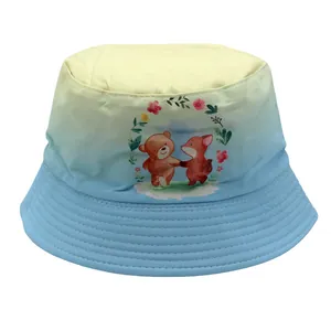 Dettaglio cappello da sole per bambini con stampa orso e volpe e ghirlanda di fiori