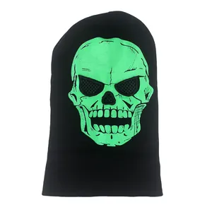 Détail de la cagoule tricotée avec imprimé crâne vert brillant et maillage aux yeux