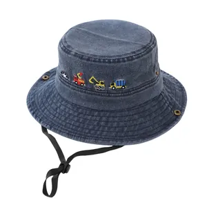 Dettaglio ricamo mezzi da cantiere su cappello alla pescatora in denim per bambini