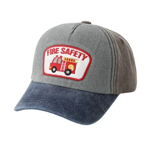 Détail de la casquette bicolore avec écusson sécurité incendie et broderie camion