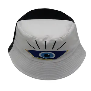 Detail eines Color-Block Fischerhutes mit Evil Eye Print und Kontrastnähten