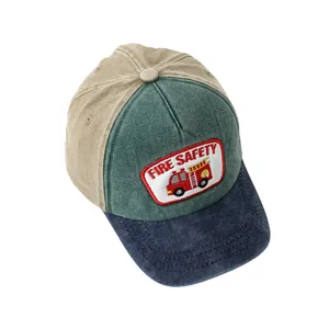 Détail du patch brodé de camion de pompiers sur casquette baseball enfant en coton lavé