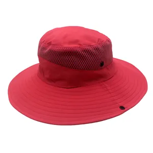 Dettaglio cappello da sole rosso con rete traspirante e bottoni a pressione laterali