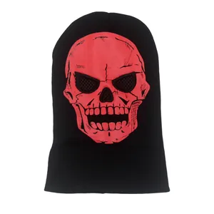Détail du masque tricoté noir avec imprimé crâne rouge et maille respirante aux yeux