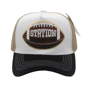 Dettaglio del ricamo rugby e della trama a rete su questo cappellino vintage trucker