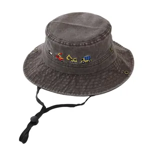 Dettaglio del cappello pescatore bimbo in cotone grigio lavato con ricamo e cordino antivento
