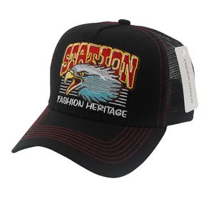 Détail de la broderie aigle et de la maille respirante sur une casquette trucker vintage
